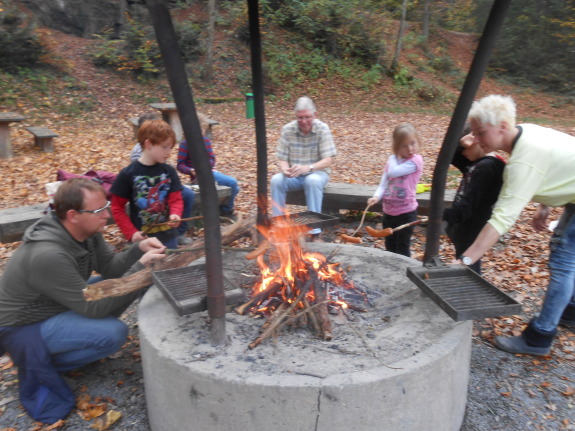 Spaß und Entdeckungen im Herbstwald