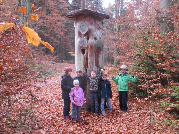 Spaß und Entdeckungen im Herbstwald